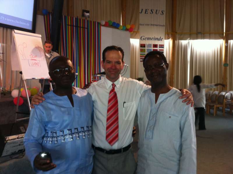 Pastor Mario mit zwei afrikanischen Brüdern (Foto: privat)